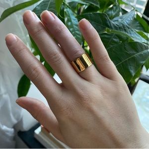 Wide simple gold ring sz 4